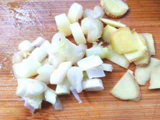 木耳荸荠炒肉片,葱姜切碎
