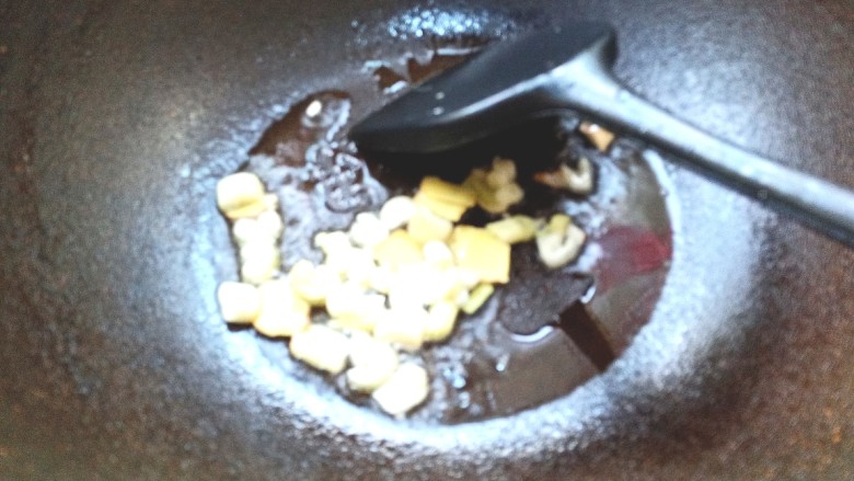 木耳荸荠炒肉片,放葱姜爆香