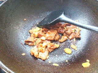 木耳荸荠炒肉片,放肉片爆炒，加生抽，料酒炒制变色