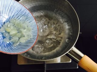 桃胶皂角米雪燕紫薯羹,雪平锅加入800ml饮用水大火烧开倒入皂角米煮中火煮30分钟