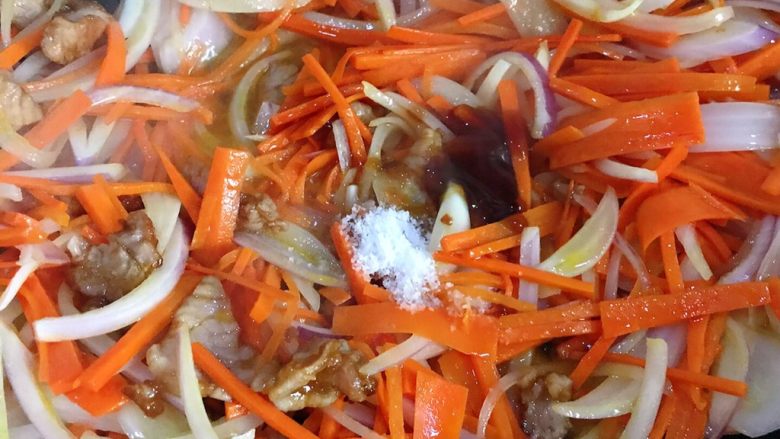 洋葱炒胡萝卜,起锅前加入适量食盐和蚝油翻炒均匀