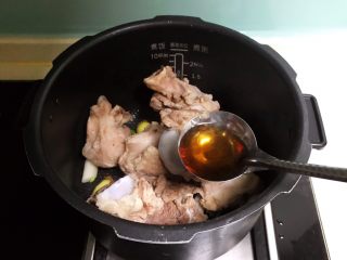 棒骨萝卜汤,加入焯好的筒骨，翻炒均匀，加入料酒，翻炒均匀