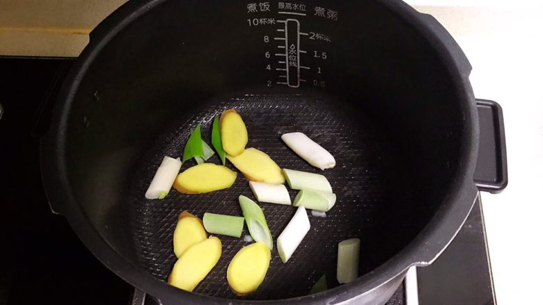棒骨萝卜汤,煮锅烧热后加入1小勺玉米油，油热后加入姜片和葱段，煸炒出香味
