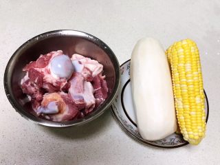 棒骨萝卜汤,准备食材：猪棒骨，白萝卜削皮后清洗干净，甜玉米清洗干净