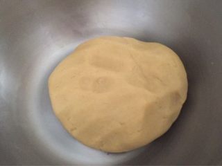 花型玻璃心饼干,先用橡皮刮刀翻拌，使面粉和黄油混合，混合到差不多的时候，用手揉成柔软的面团；