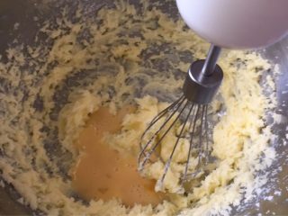 花型玻璃心饼干,分两次加入鸡蛋液，继续用打蛋器打发；