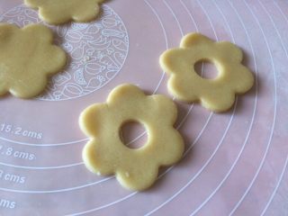 花型玻璃心饼干,用花形饼干模具刻出饼干图形，再用小一号的模具（我用的裱花嘴）按压在饼干中间；