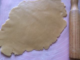 花型玻璃心饼干,将面团用擀面杖擀开成0.3cm的薄片（可将面团垫在两张油纸或保鲜膜中间擀开，使面团不沾更好操作）；