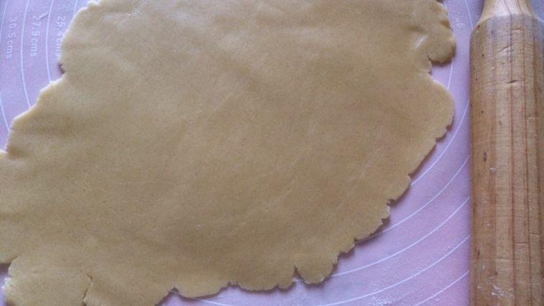 花型玻璃心饼干,将面团用擀面杖擀开成0.3cm的薄片（可将面团垫在两张油纸或保鲜膜中间擀开，使面团不沾更好操作）；