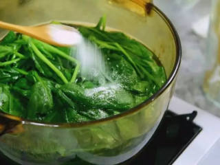 春天我们来一道凉拌菜——腰果拌菠菜,菠菜洗净，加入盐，焯水