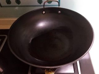 10分钟快手菜  鸡蛋炒蒜台,炒锅烧热后加入玉米油