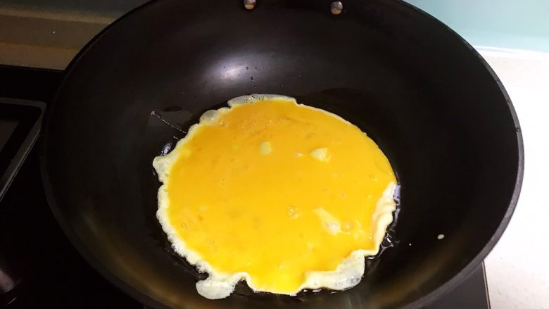 10分钟快手菜  鸡蛋炒蒜台,油烧热后加入鸡蛋液