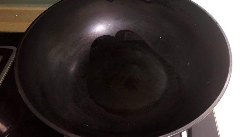 10分钟快手菜  鸡蛋炒蒜台,另起锅，锅烧热后加入玉米油