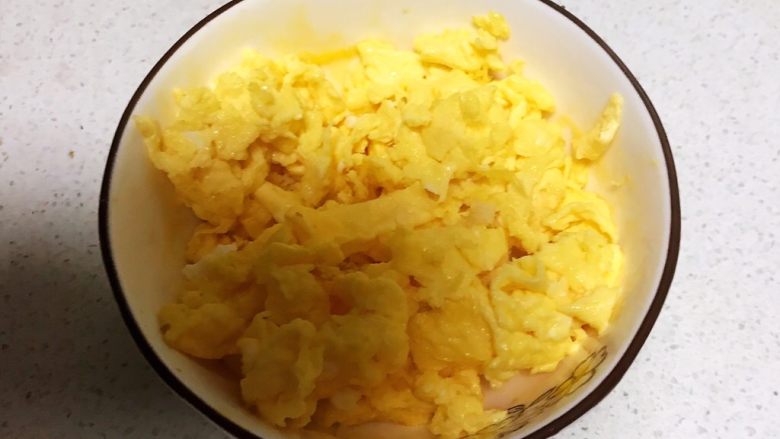 10分钟快手菜  鸡蛋炒蒜台,把炒好的鸡蛋盛出来