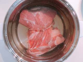 蔬菜牛肉,先把牛肉放在清水中泡出血水（泡30~40分钟），这样能有效的祛除腥味。