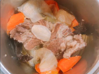 蔬菜牛肉,最后程序开始自动收汁，可以把汤汁收到粘稠的时候自动停火，确保汤中游离的营养精华都均匀的裹在每块肉上。