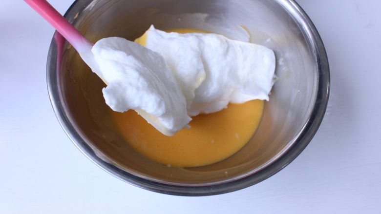 史上最详细的柔软蛋糕卷,蛋白分三次加入蛋黄面糊中
