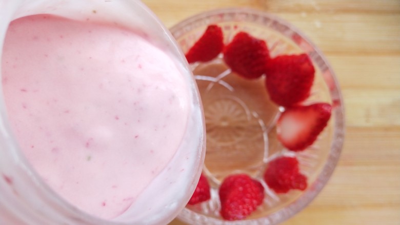 草莓椰奶布丁,将混合液倒入贴草莓的杯中