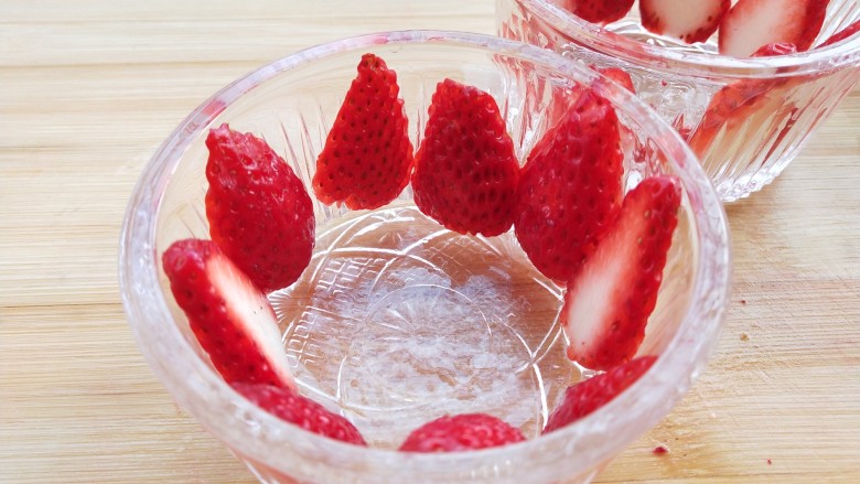 草莓椰奶布丁,草莓切薄片贴杯壁