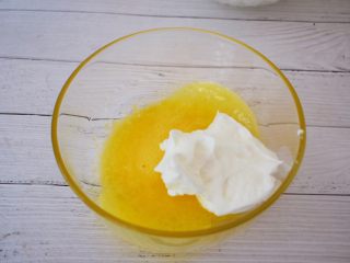 手指饼干,取三分之一的蛋白霜放入蛋黄中翻拌均匀