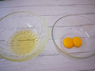 手指饼干,蛋黄和蛋清分别分离装在两个无水无油的容器中
