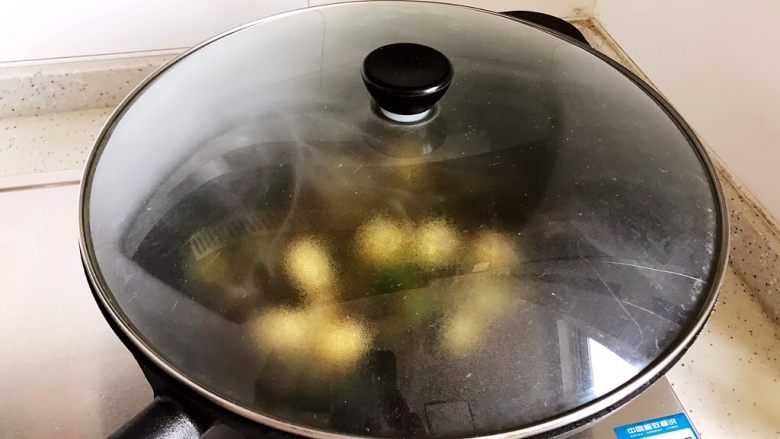 小尖椒鸡蛋炒地衣,翻炒均匀之后盖上锅盖，转小火焖煮2分钟