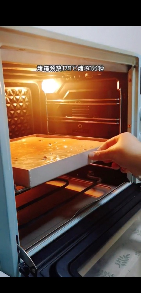 红枣枸杞蛋糕,烤箱预热170℃烤30分钟