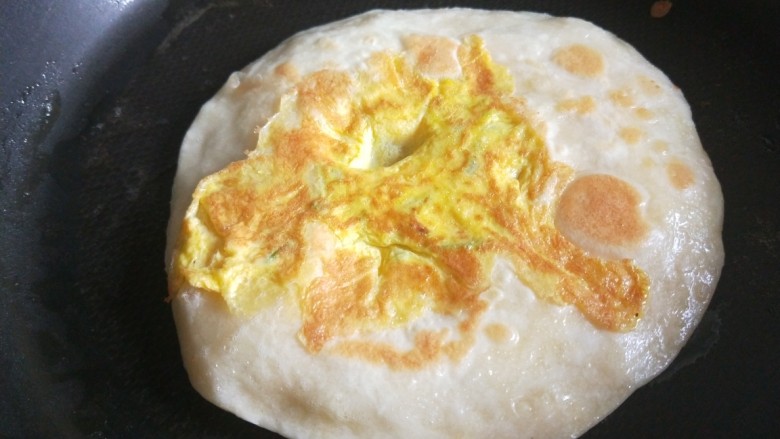早餐鸡蛋灌饼,在次翻面煎制两面熟透即可。