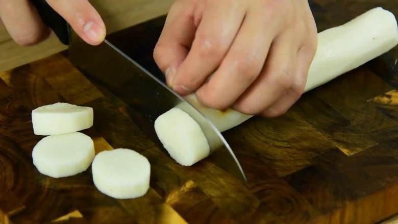 制作简单的可口开胃小菜,洗净切厚片。