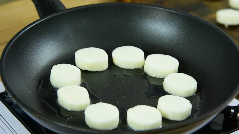 制作简单的可口开胃小菜,锅中油烧至5成热放入山药片，中小火煎至两面金黄。