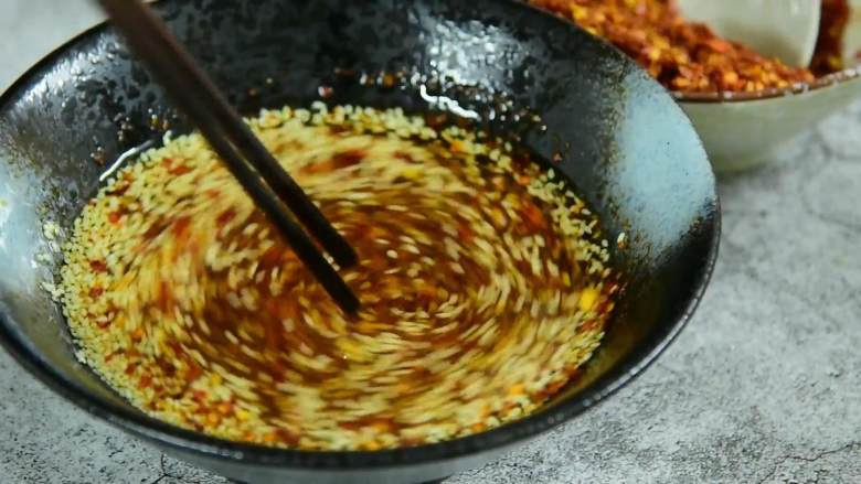 香辣的红油做法很简单,一边加辣椒面，一边搅动。