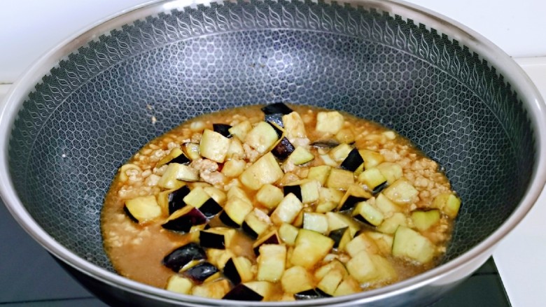 肉糜茄子打卤面,加入一小碗纯净水，烧开煮2-3分钟。