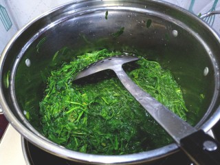 苕芽子野菜米饭,烧开水焯一下