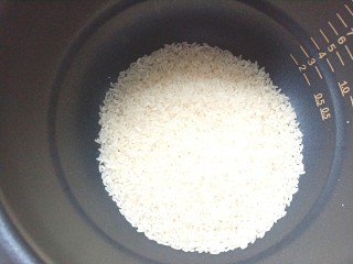 苕芽子野菜米饭,取大米淘洗干净