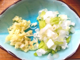 苕芽子野菜米饭,葱姜切碎备用