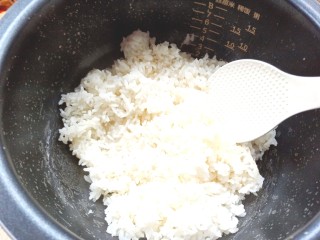 苕芽子野菜米饭,饭煮好，翻拌晾一下