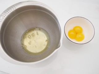 香橙蒸蛋糕,分离蛋黄蛋白，将蛋白放入无水无油的打蛋盆中