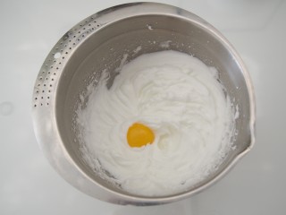 香橙蒸蛋糕,每次加入一个蛋黄，继续打发均匀。