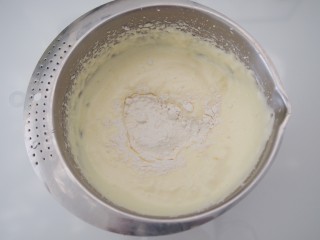 香橙蒸蛋糕,筛入低筋面粉，快速切拌均匀，小心消泡