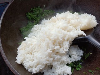 苕芽子野菜米饭,倒入米饭，关火
