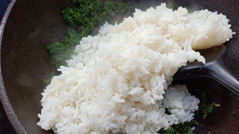 苕芽子野菜米饭,倒入米饭，关火