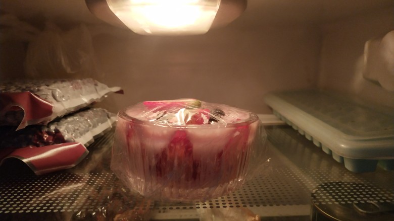 草莓椰奶布丁,盖上保鲜膜放入冷藏中，2小时