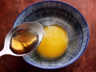 鹅蛋韭菜翠玉盒子,把鹅蛋打散在碗里面，加入料酒和少许盐，搅拌均匀后。
