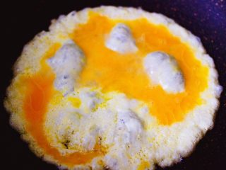 鹅蛋韭菜翠玉盒子,锅中倒入10克花生油烧热后，炒熟鹅蛋后，用锅铲把炒熟的鹅蛋打散。