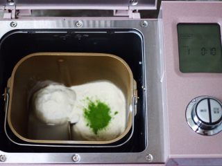 鹅蛋韭菜翠玉盒子,东菱面包机里加入称重的面粉和1克盐，再加入清水和菠菜粉。