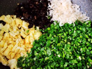 鹅蛋韭菜翠玉盒子,在炒好鹅蛋的锅里，放入木耳和韭菜，再加入虾皮。