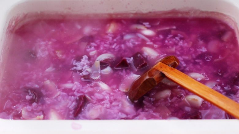 紫薯百合核桃糯米粥,大火继续煮开后，看见百合变得透明的时候。
