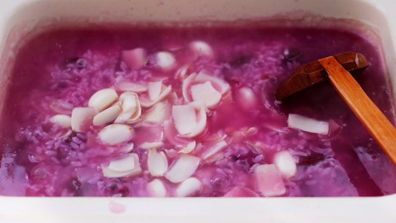 紫薯百合核桃糯米粥,这个时候加入洗净的新鲜百合。