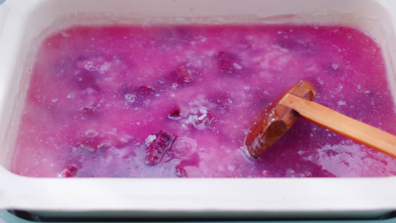紫薯百合核桃糯米粥,看见锅中汤汁，变得越来越粘稠时。