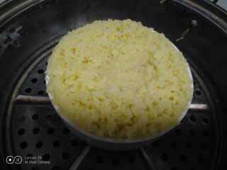 香椿炒小米,大火煮开转中火蒸30分钟。